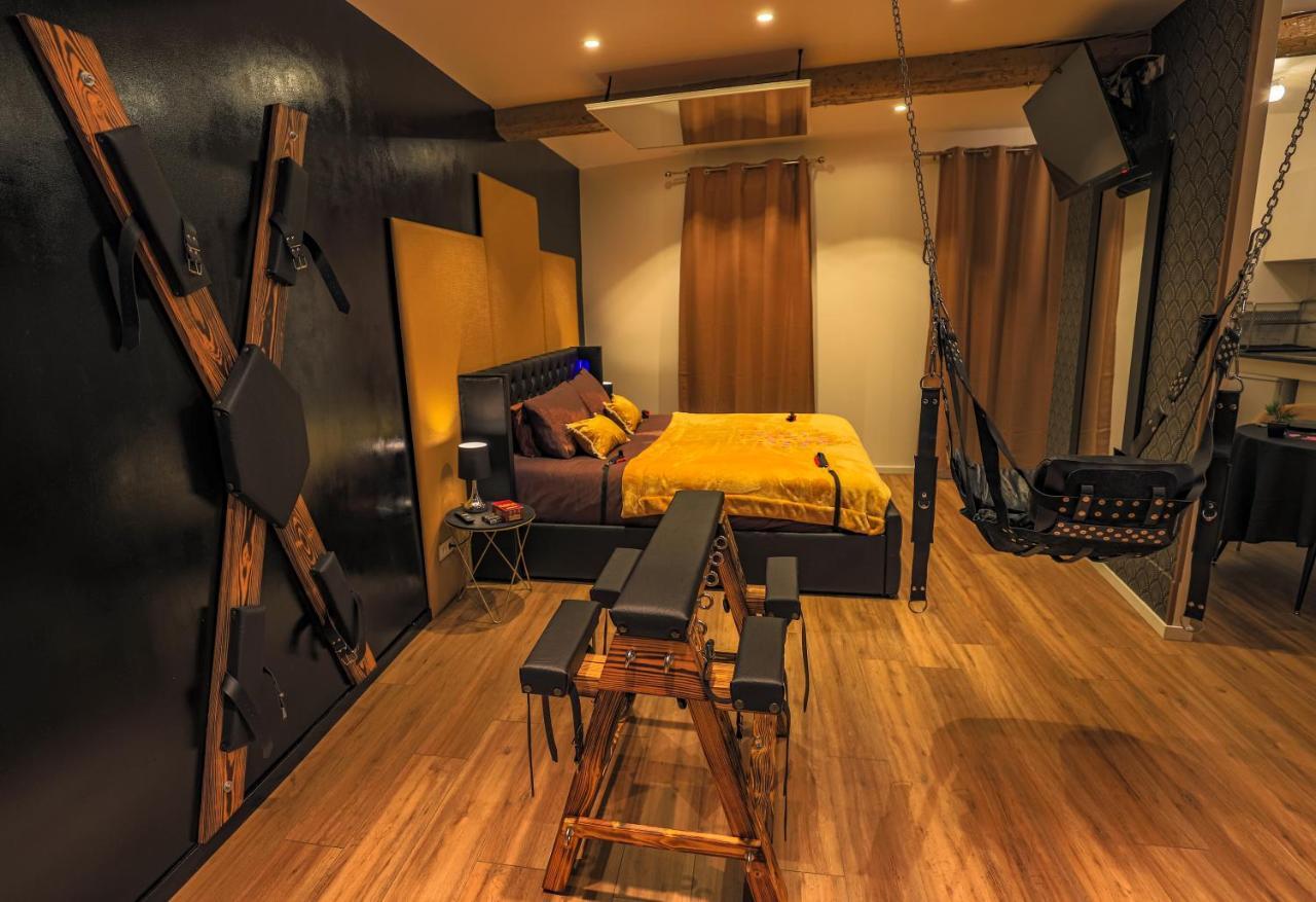 La Loveroom Bdsm Grassoise "La Chambre Des Desirs" جراس المظهر الخارجي الصورة