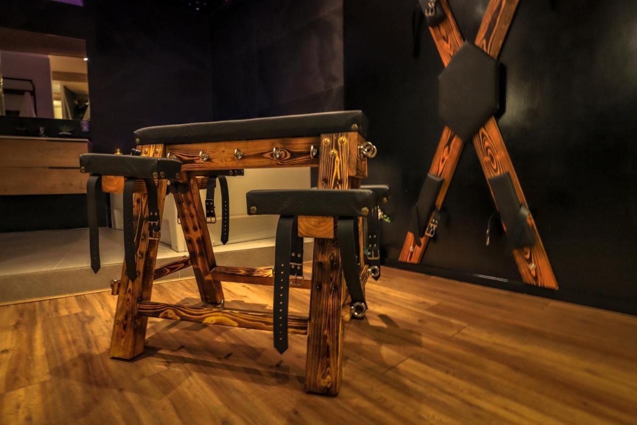 La Loveroom Bdsm Grassoise "La Chambre Des Desirs" جراس المظهر الخارجي الصورة